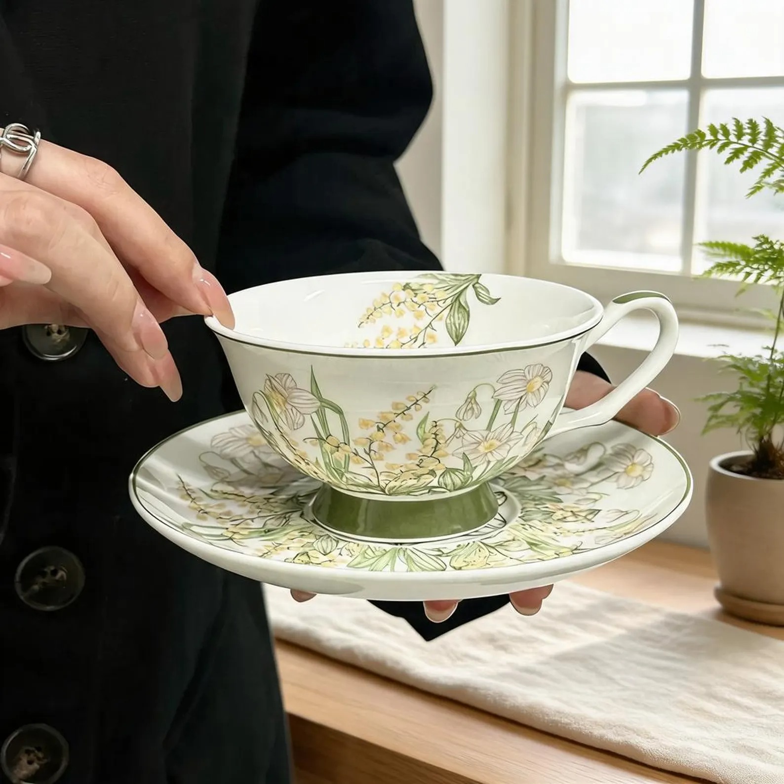Biela porcelánová šálka s podšálkou a kvetinovým vzorom
